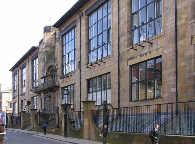 Vue de la façade nord et de l'entrée principale de l'école des Beaux-arts de Glasgow (Ecosse)