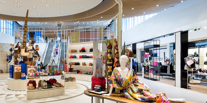 Le Printemps S Offre Une Vitrine Sur Le Port De Marseille