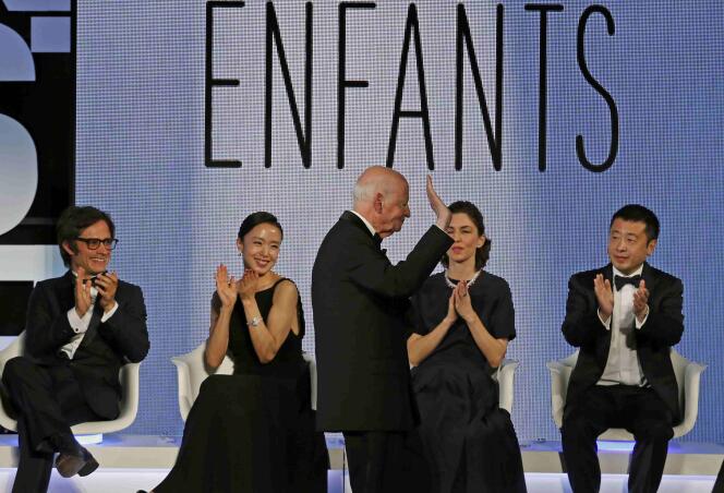 Gilles Jacob fait ses adieux à la fonction de président du Festival de Cannes devant les membres du jury de l'édition 2014 (de gauche à droite) : Gael Garcia Bernal, Jeon Do-yeon, Sofia Coppola et Jia Zhangke.