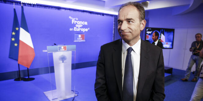 Jean-François Copé, président de l'UMP, fait sa déclaration à la presse au siège de l'UMP, rue de Vaugirard à Paris, dimanche 25 mai.