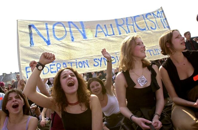 De jeunes femmes crient des slogans anti-Le Pen, en avril 2002 à Caen.