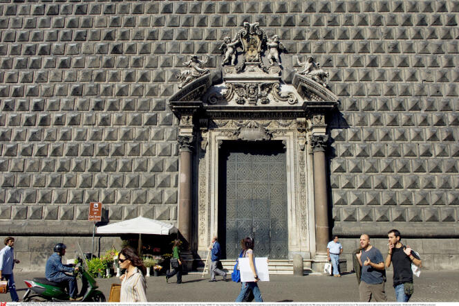 Le Gesù Nuovo à la façade couverte de pierres volcaniques, à Naples.