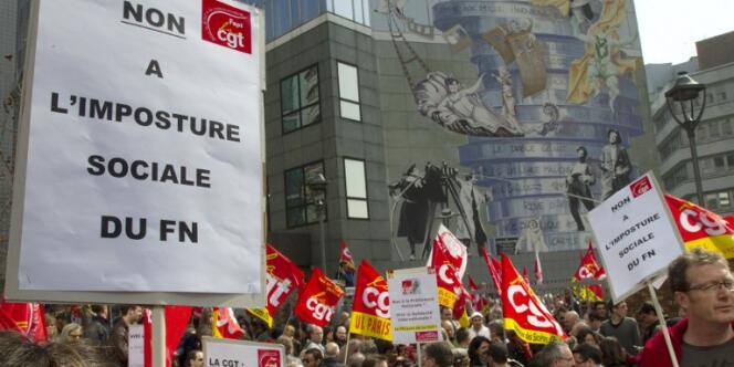 Des personnes participent à un rassemblement devant le siège de la CGT, en mars 2011 à Montreuil, contre un délégué CGT qui s'est présenté comme candidat du Front national aux élections cantonales en Moselle. 