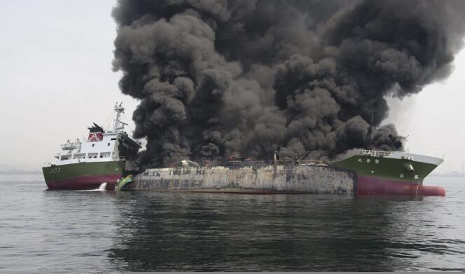« Apparemment le feu a commencé lorsqu'un marin a utilisé une meule pour retirer de la peinture. L'explosion s'est produite lorsque les flammes ont atteint le pétrole qui restait dans les cales », indique un responsable de l'armateur du navire.