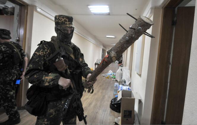 Un homme armé du bataillon Vostok dans le bâtiment de l'administration locale vidé le 29 mai à Donetsk.