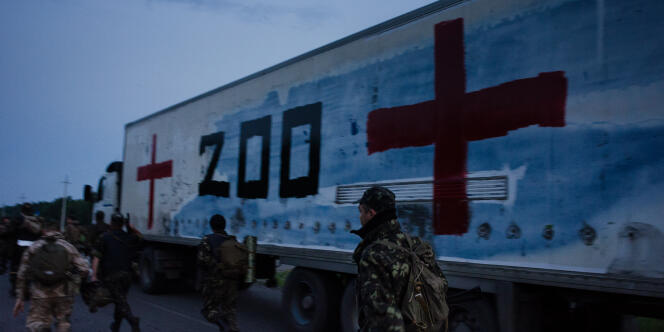  Les corps de trente-trois citoyens russes tués dans la bataille de l'aéroport de Donetsk ont été rapatriés par camion frigorifique, jeudi 29 mai. L'inscription 