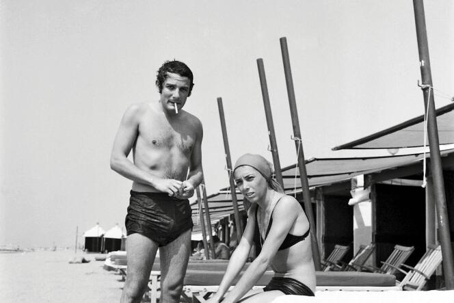 En 1966, Marin Karmitz a 28 ans. Arrivé en France  près de vingt ans auparavant, il a appris le français  et étudié le cinéma. Il pose ici à Venise avec l'actrice Catherine Martin, qu'il dirigera dans Sept jours ailleurs. -