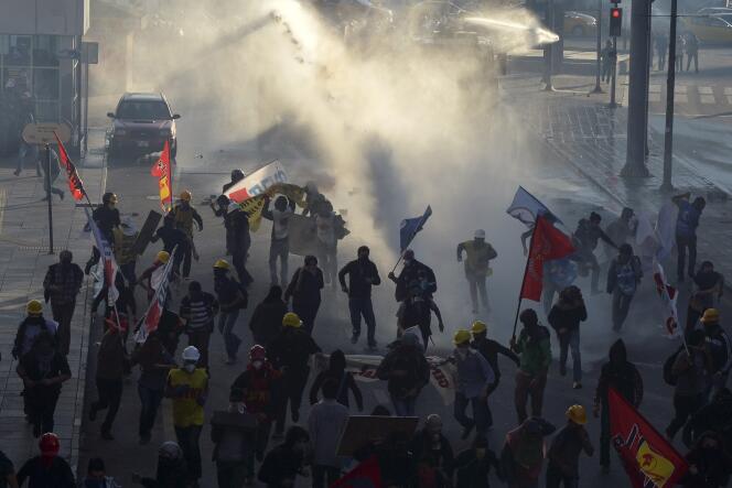 La police disperse des manifestant avec des canons à eau à Ankara, samedi 31 mai. 