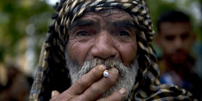 Un Palestinien fumant une cigarette à Gaza, le 8 mai 2014.