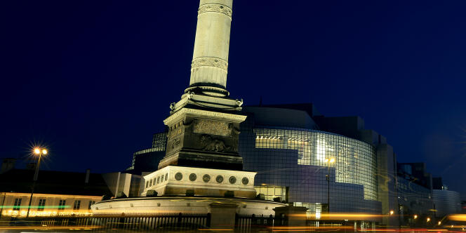 L'Opéra Bastille de nuit, à Paris.