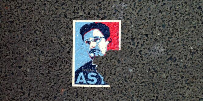 Un autocollant appelant à accueillir Edward Snowden en Allemagne, dans une rue de Berlin le 26 mai.