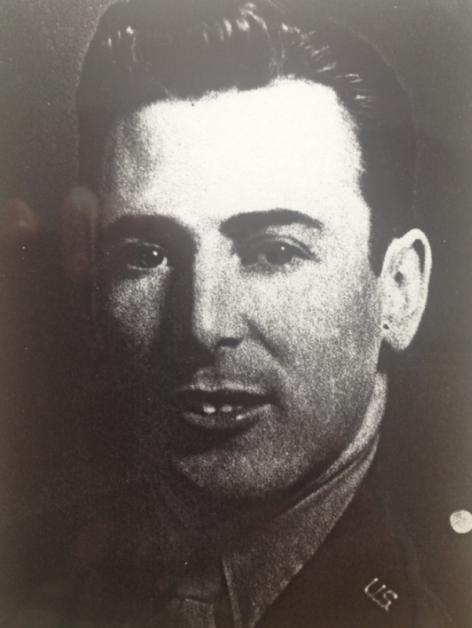 Le 6 juin 1944, le ranger américain Len Lommel s'apprête à escalader la pointe du Hoc. 