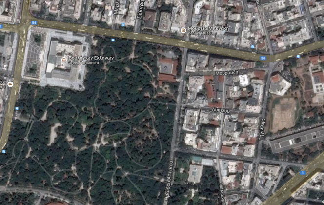 Le site archéologique du Lycée d'Aristote (à droite) a été mis au jour dans le centre d'Athènes, près du Parlement.