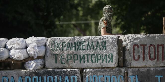 Les forces ukrainiennes ont annoncé mardi intensifier leur offensive contre Sloviansk, bastion séparatiste encerclé par l'armée dans la région de Donetsk, donnant lieu depuis à de vifs combats.