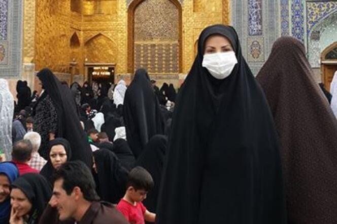 Une militante écologiste à Téhéran, jeudi 5 juin 2014. Partout dans le pays, des Iraniens ont manifesté en portant un masque contre l'inaction politique face à la pollution atmosphérique qui sévit dans plusieurs villes du pays. Ils ont répondu à un appel diffusé sur les réseaux sociaux.