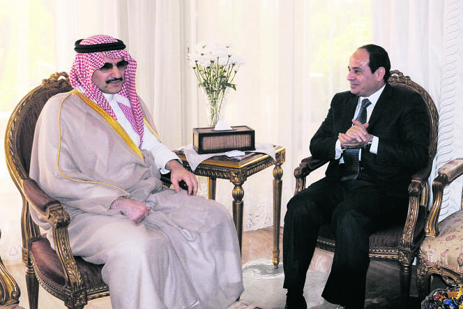 Abdel Fattah Al-Sissi (à droite) avec le prince Al-Walid Ben Talal, première fortune d’Arabie saoudite, le 19 mai 2014 au Caire.