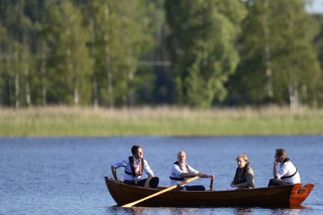 David Cameron, Angela Merkel, Fredrik Reinfeldt, le premier ministre suédois et Mark Rutte, son homologue hollandais, sur le lac d'Harpsund, au sud-ouest de Stockholm, le 9 juin. 
