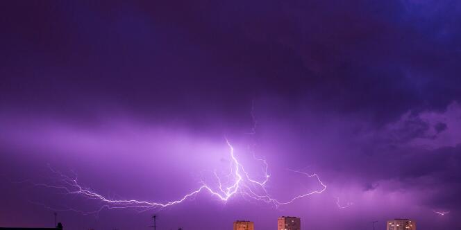 Pendant un orage dans le ciel de Tours (Indre-et-Loire), le 9 juin 2014.