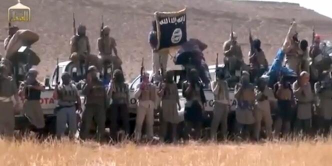 Capture écran d'une vidéo montrant un groupe djiadhiste affilié à l'Etat islamisque.