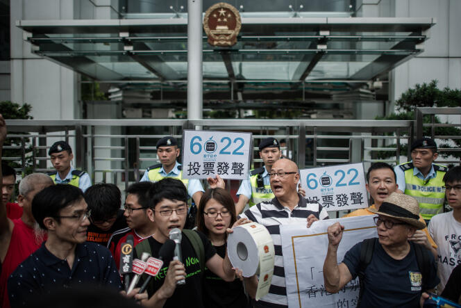 Des manifestants devant le siège de la représentation officielle de Pékin, à Hongkong, le 11 juin.