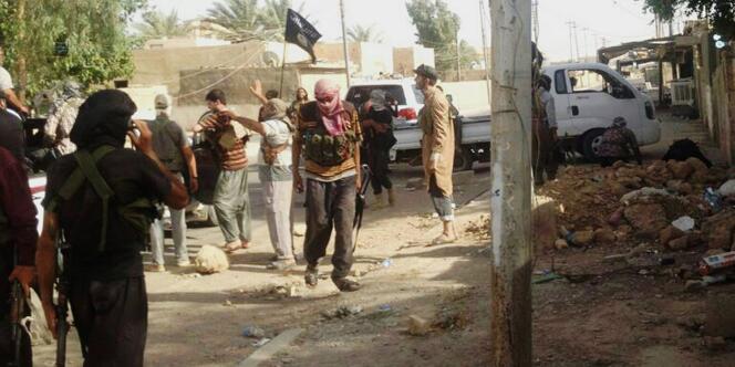 Des combattants de l'EIIL arrivent à Tikrit, le 11 juin.