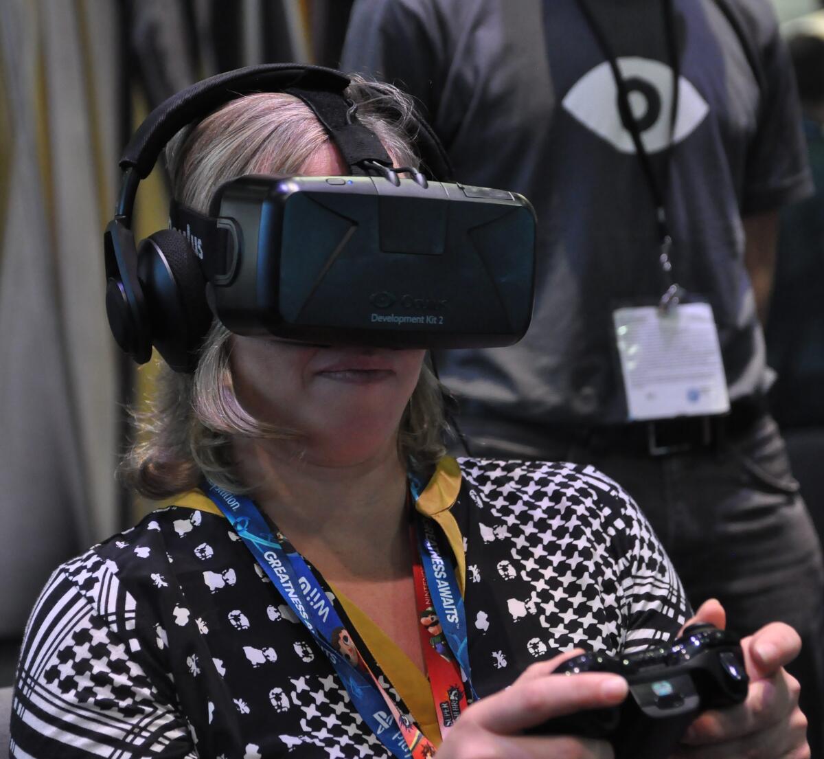 Down, une Canadienne, essaye un casque Oculus à l'E3 2014.