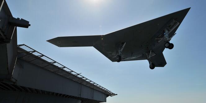 Un avion de combat  X-47B atterrissant sur le porte-avions USS George H.W. Bush en mai 2013.