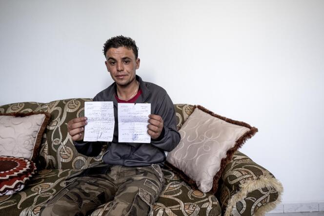 Safouane Bouaziz, 30 ans, figure de la contestation anti-Ben Ali en 2010-2011, montre deux de ses quatre convocations que lui a adressées la justice, le 13 juin à son domicile de Menzel Bouzaiane, dans le centre de la Tunisie.