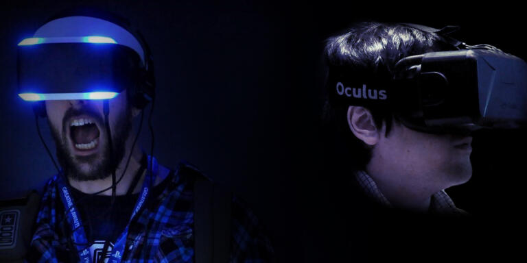 Deux joueurs essayent des casques de réalité virtuelle à l'E3 2014 de Los Angeles.