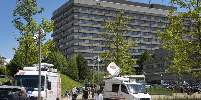 Quelques équipes de télévision se sont installées devant le Centre hospitalier universitaire de Vaud, le 16 juin 2014. 