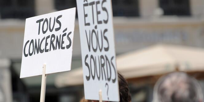Des pancartes lors de la manifestation des intermittents à Montpellier, le 16 juin 2014. 