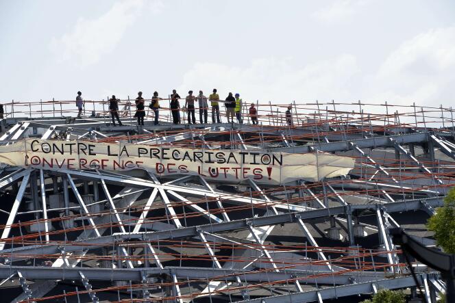 Des membres de la coordination des intermittents et précaires sur le toit du chantier de la Philharmonie, à Paris, le 18 juin.