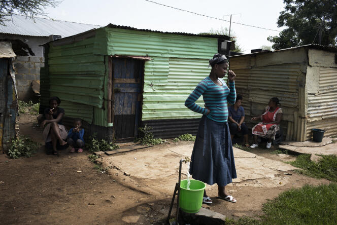 Les mineurs ont installé un camp de fortune pour leur famille à proximité de la mine de platine de Marikana (Afrique du Sud), 2 avril.
