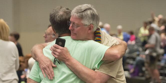 Deux presbytériens américains se congratulent après le vote de leur Eglise, le 19 juin.