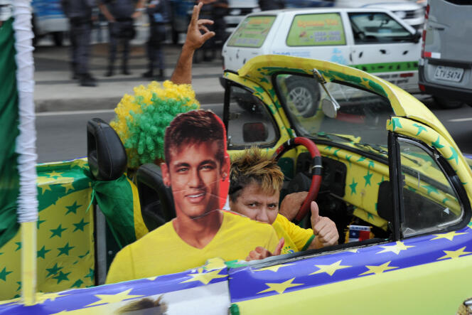 Des supporteurs brésiliens paradent dans les rues de Rio avec une effigie de Neymar, le 18 juin.