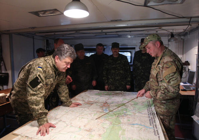 Le président ukrainien, Petro Porochenko (à gauche), dans une base militaire proche de Sloviansk, vendredi 20 juin. 