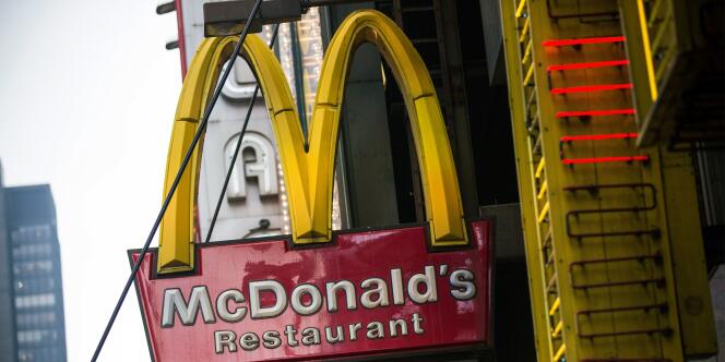  McDonald's augmente le salaire minimum de 90 000 employés aux Etats-Unis.