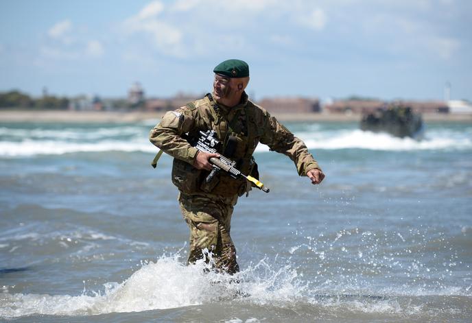 Les Soldats Anglais Trop Gros Pour Le Service