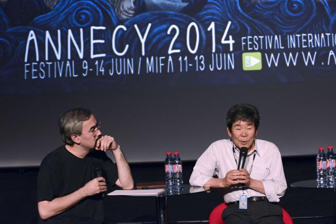 Le réalisateur japonais Isao Takahata (à droite) lors d'une conférence de presse au Festival international du film d'animation à Annecy, le 10 juin 2014.