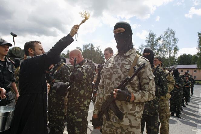 Bénédiction du bataillon d’autodéfense du Donbass, le 23 juin, près de Kiev.