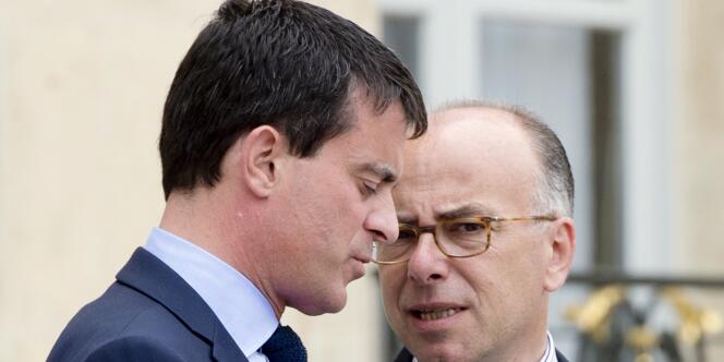 Manuel Valls et son ministre de l'intérieur, Bernard Cazeneuve, le 23 juin à Paris.