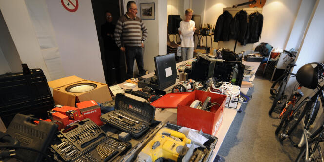 Des dizaines d'objets retrouvés chez plusieurs cambrioleurs entreposés à l'hôtel de police de Nancy, en 2011.