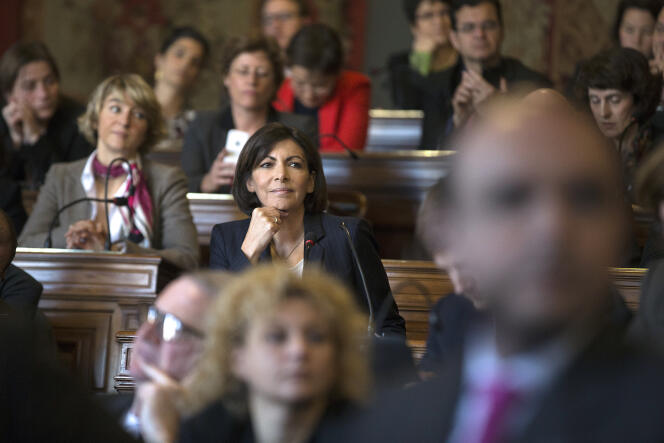 Anne Hidalgo, au conseil de Paris, le 5 avril. La maire de Paris a enjoint les conseillers à quitter les logements sociaux qu'il occupent.