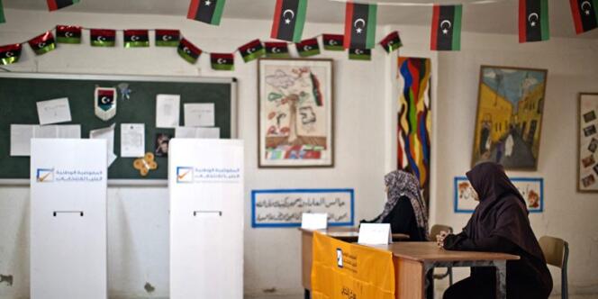 Dans un bureau de vote en Libye, le 25 juin.