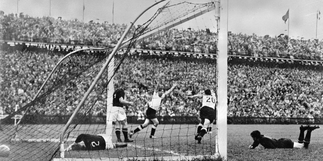 Helmut Rahn marque le but de la victoire contre la Hongrie de Ferenc Puskas (3-2), en finale de la Coupe du monde 1954, à Berne. 