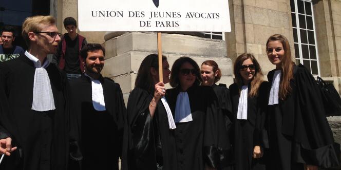 Des avocats sur les marches du palais de justice de Paris, jeudi 26 juin, protestent contre les projets de réforme du financement de l'aide juridictionnelle.