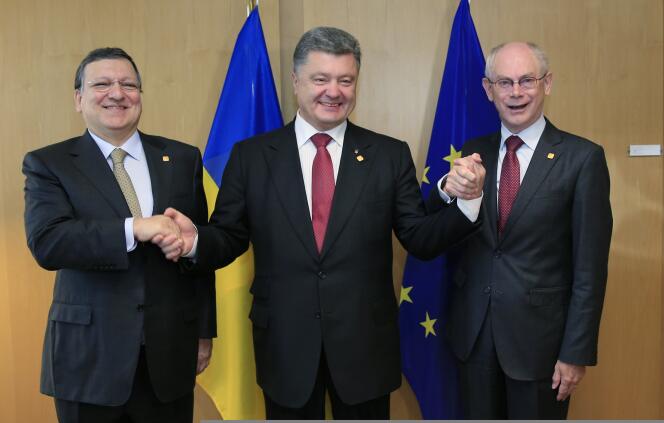 Le président ukrainien Petro Porochenko, entouré de José Manuel Barroso (à gauche) et d’Herman Van Rompuy, vendredi 27 juin, à Bruxelles, lors de la signature du Partenariat oriental.