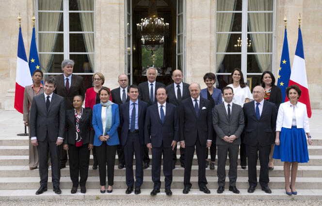 Les ministres du gouvernement Valls sur le perron de l'Elysée, le 4 avril.