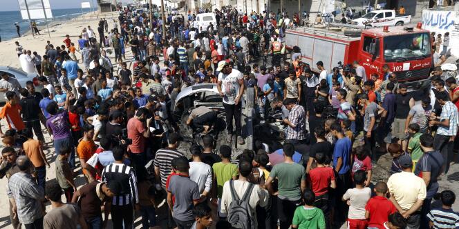Des Palestiniens se réunissent autour de la voiture ciblée par un raid israélien le 27 juin.