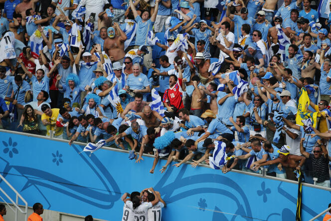 Les supporters uruguayens acclament Diego Godin, buteur face à l'Italie, le 24 juin à Natal.